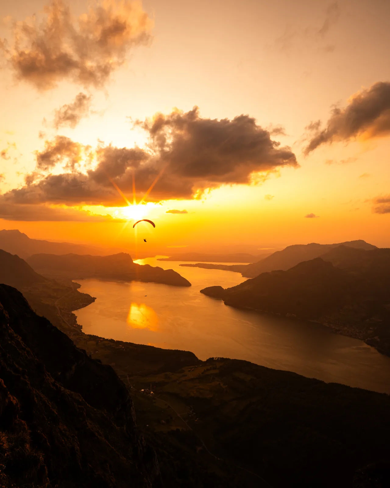 Gleitschirm abend, Landschaftsfotografie Schweiz von Thomas Leuthard