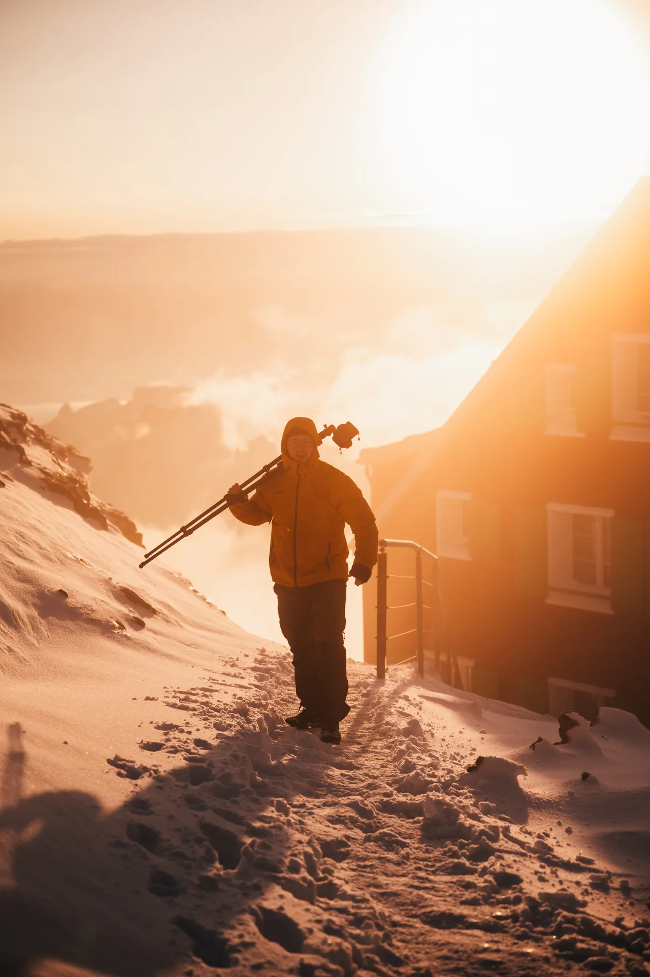 Huette abend, Snow, Sportfotografie von Thomas Leuthard